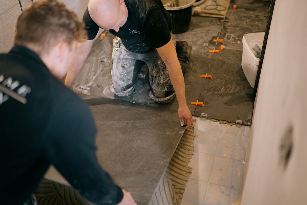 Vloerverwarming laten monteren De vloerverwarming wordt gemonteerd door de monteurs van Tegelhome
